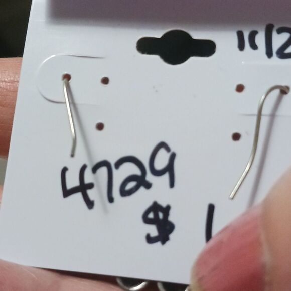 Silver toned fishhook earrings floral design with emerald green stones - Picture 6 of 8